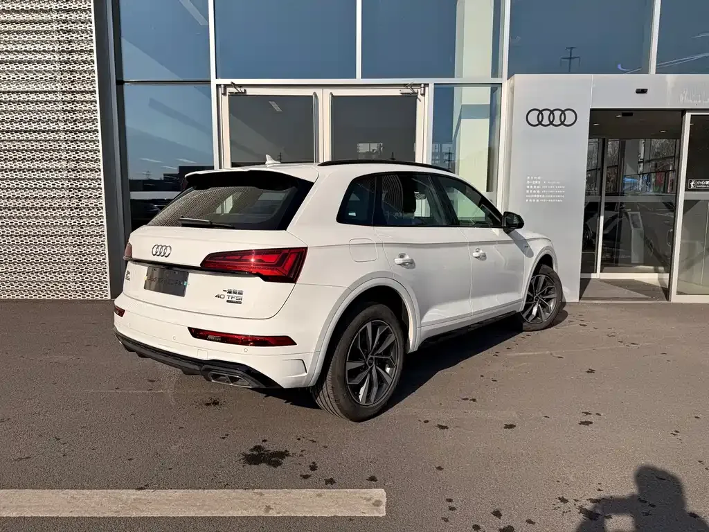 Audi Q5L — фото 10