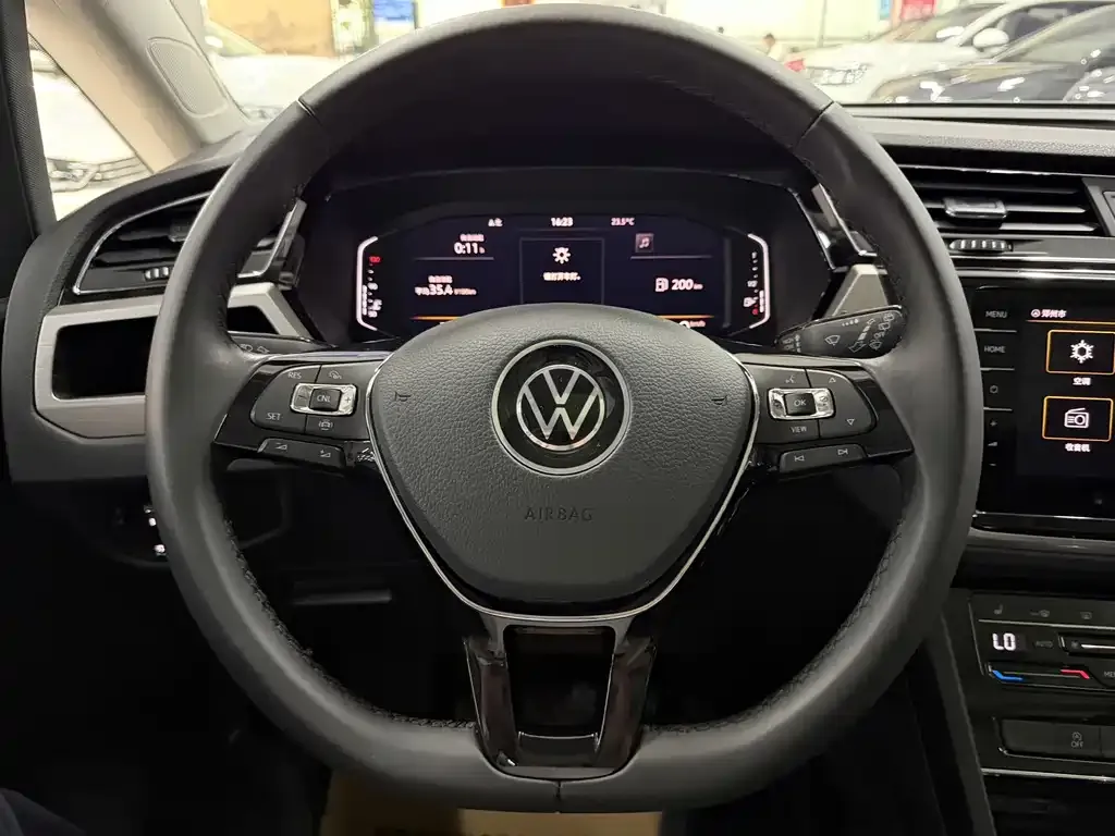 Volkswagen Touran 2024 из CN, фото 4