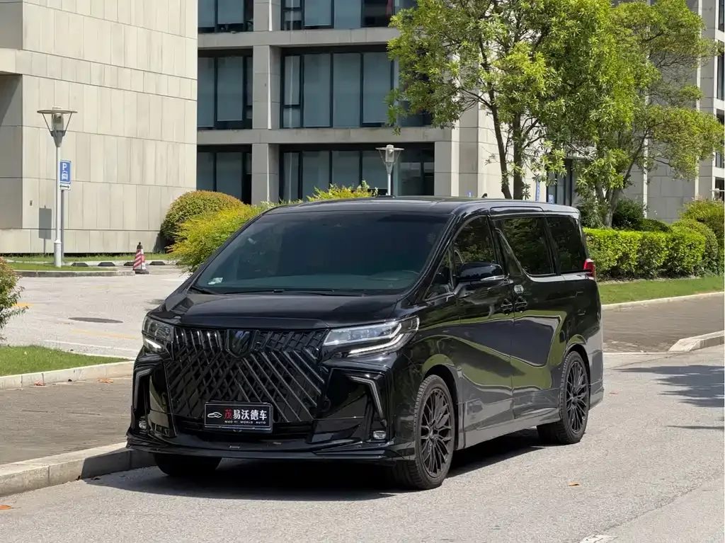 Toyota Alphard — фото 1