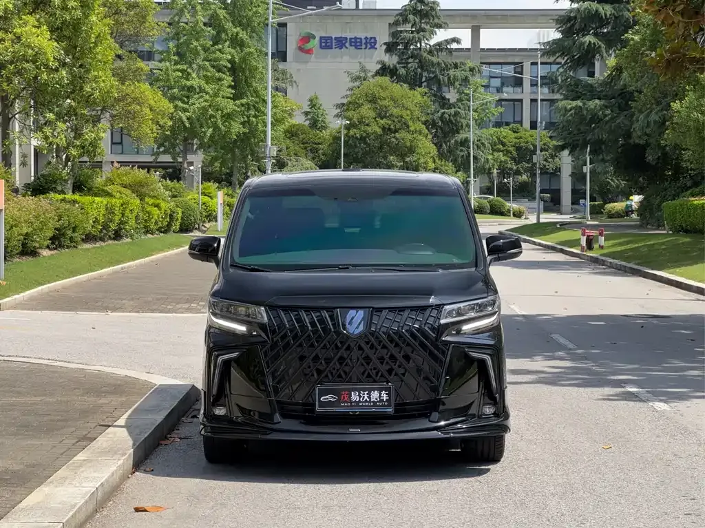 Toyota Alphard — фото 2