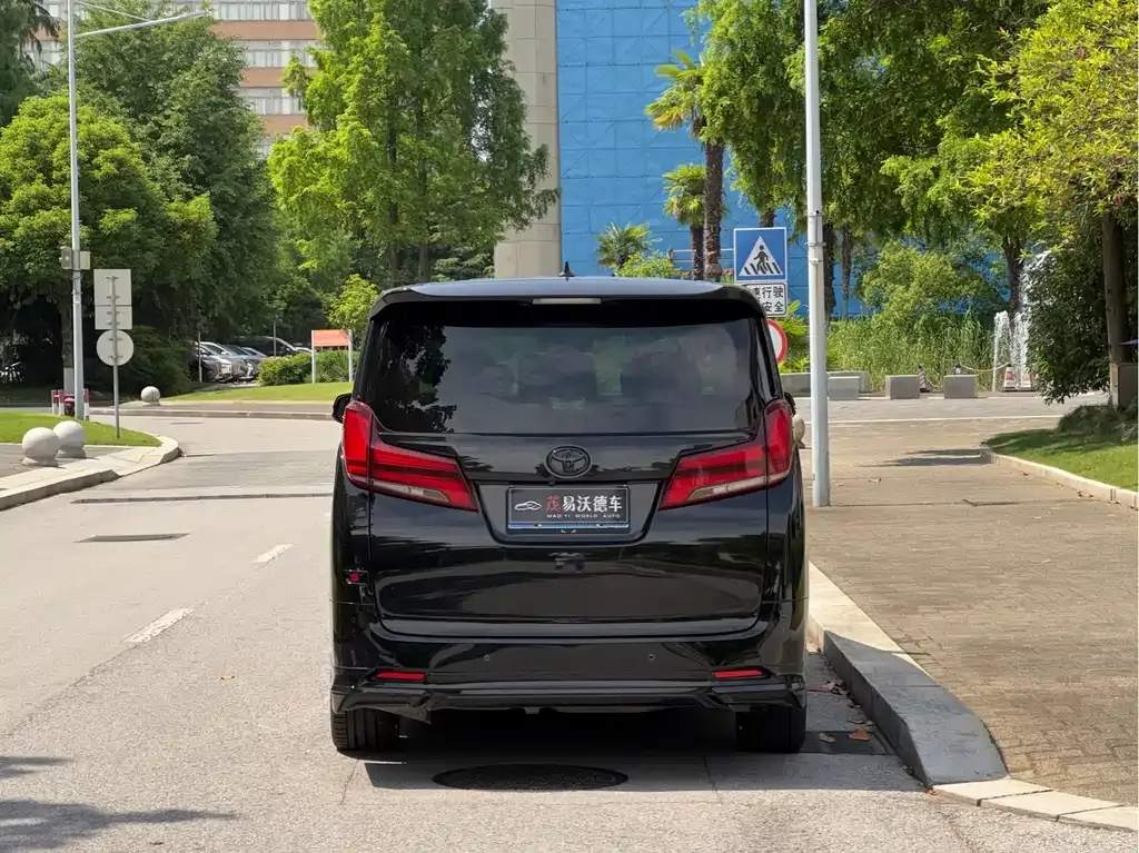 Toyota Alphard — фото 4