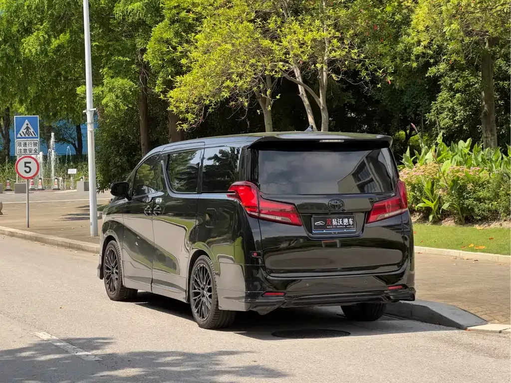 Toyota Alphard — фото 3