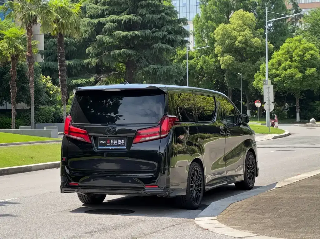 Toyota Alphard — фото 8