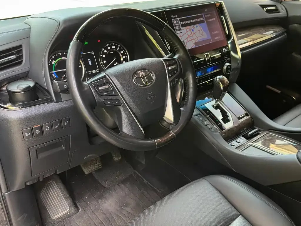 Toyota Alphard — фото 9