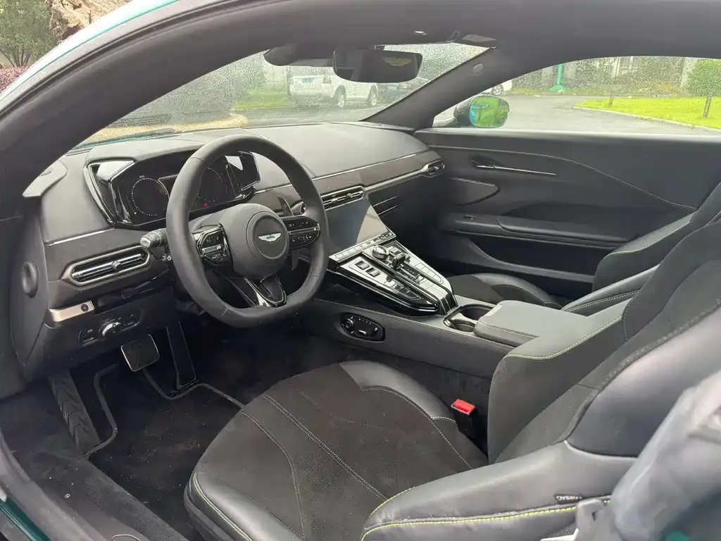 Aston Martin V8 Vantage 2025 из CN, фото 3