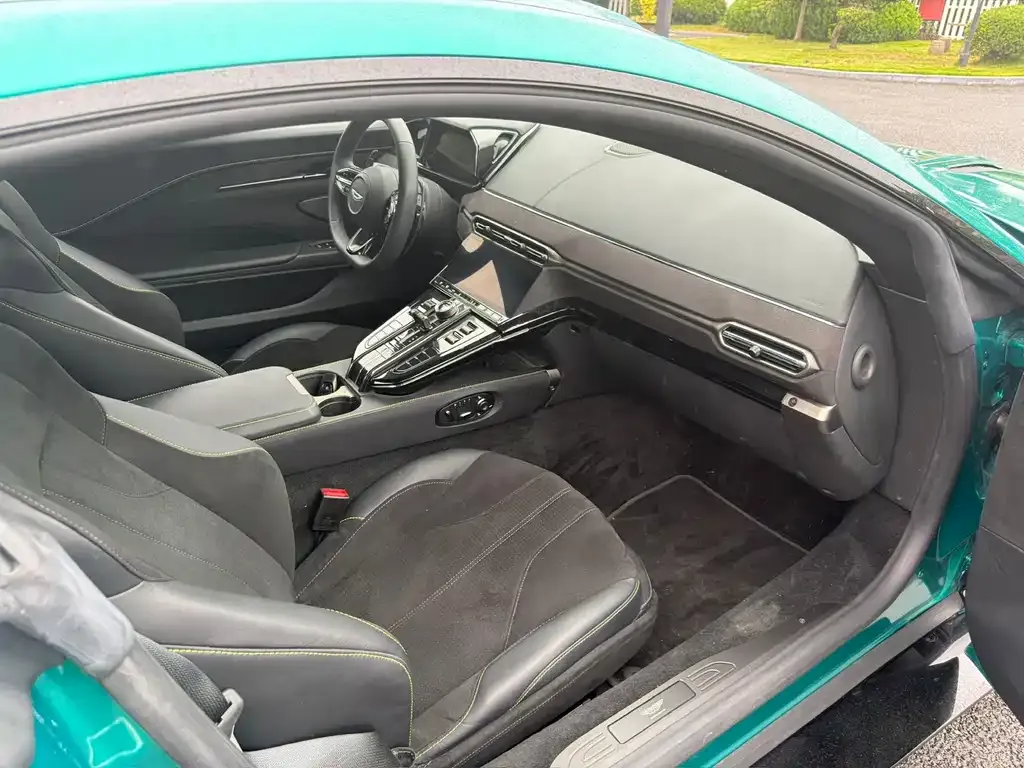 Aston Martin V8 Vantage 2025 из CN, фото 5