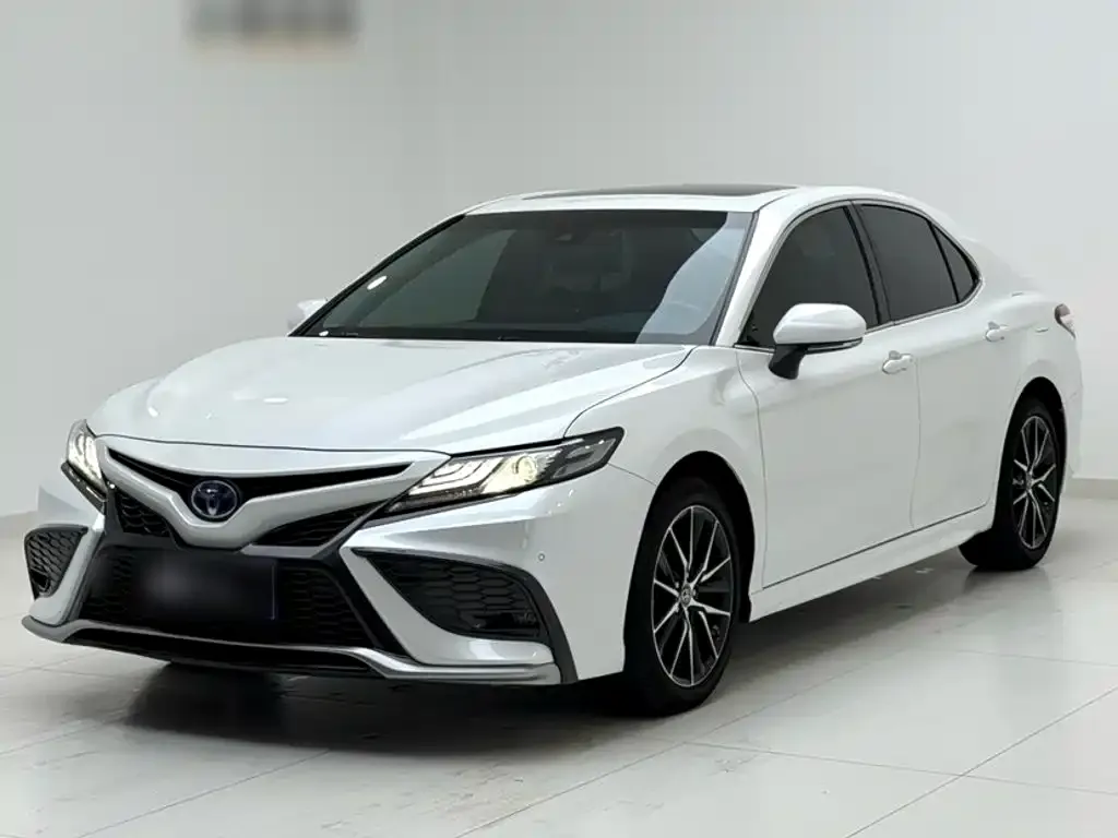 Toyota Camry — фото 1