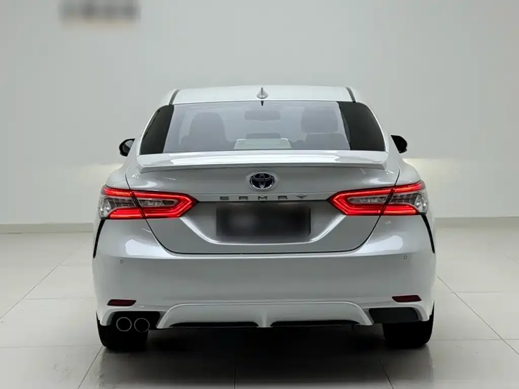 Toyota Camry — фото 2