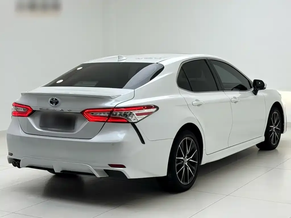 Toyota Camry — фото 5