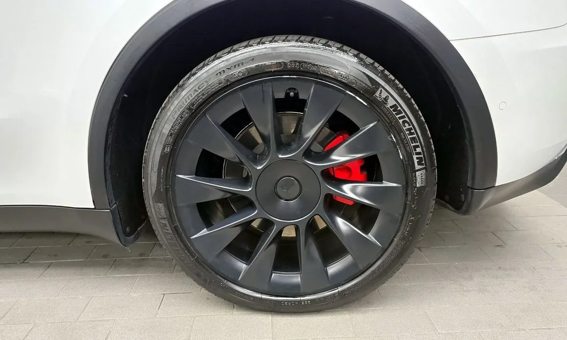 Tesla Model Y — фото 10