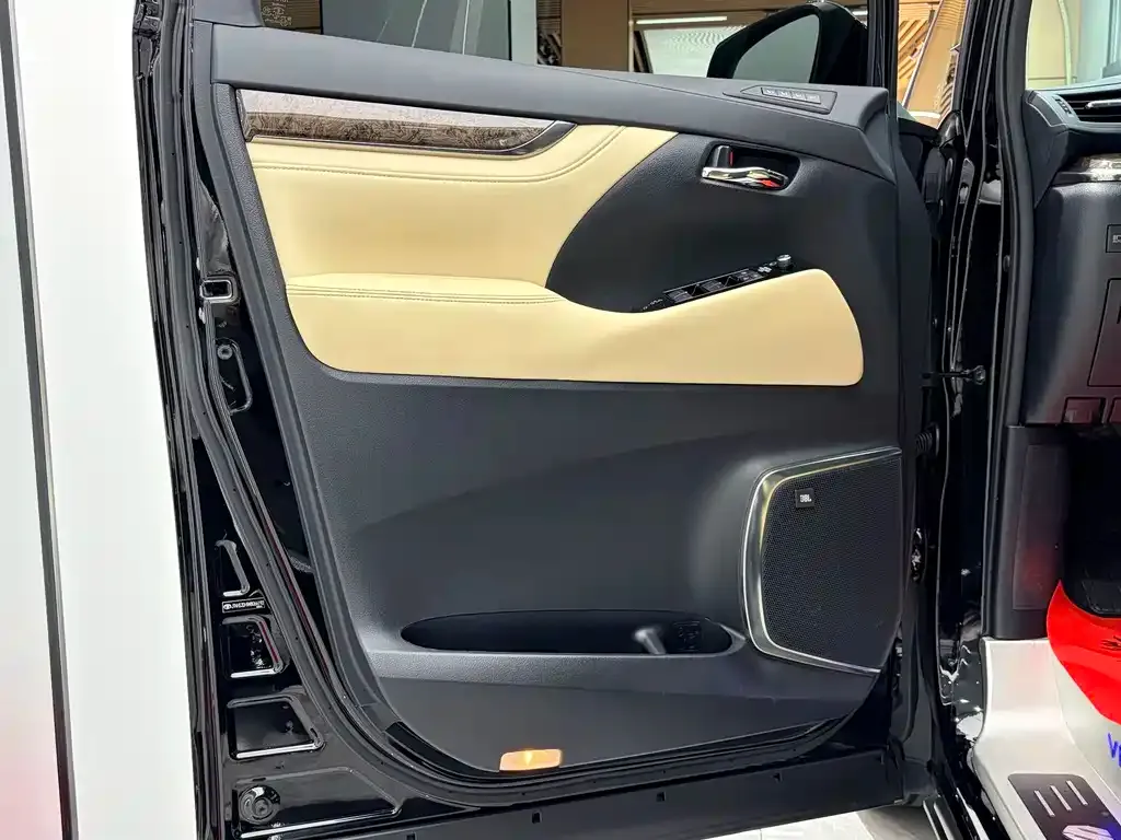 Toyota Vellfire — фото 2