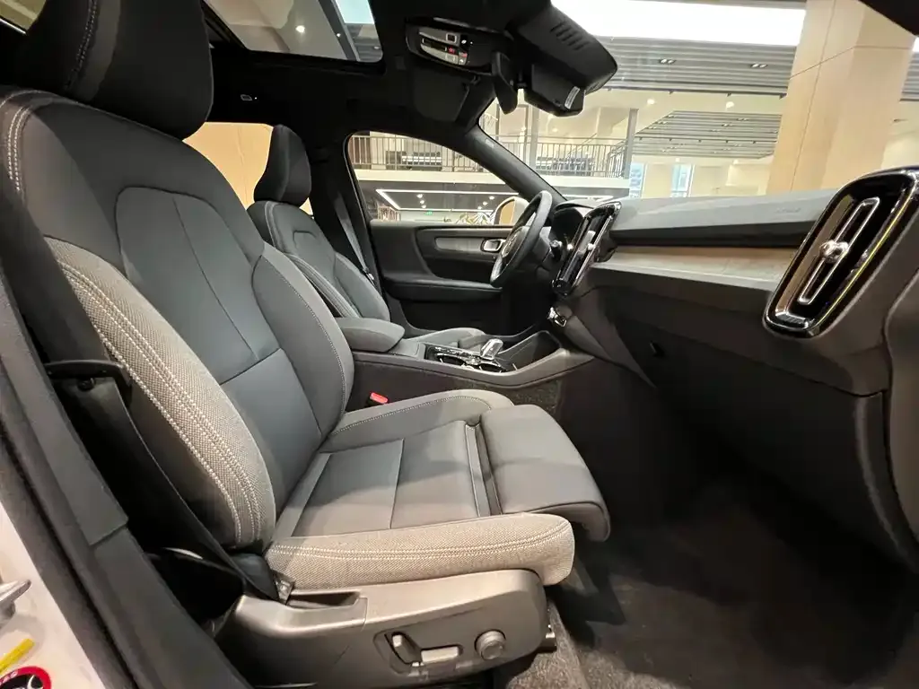 Volvo XC40 — фото 10