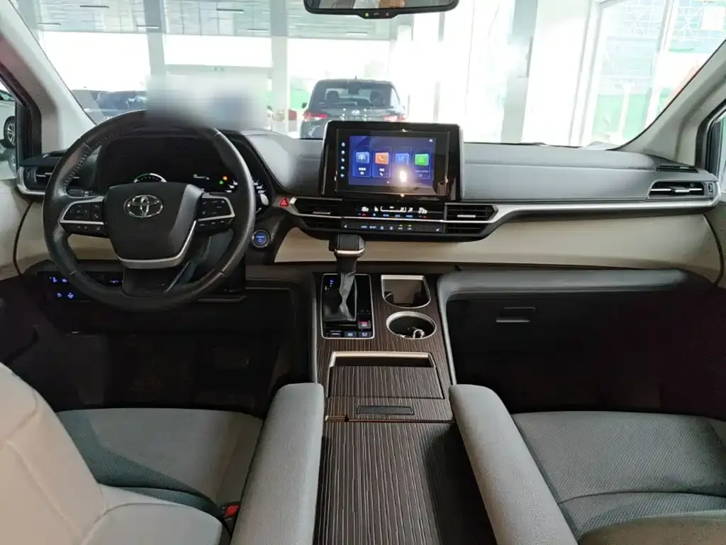 Toyota Sienna — фото 10