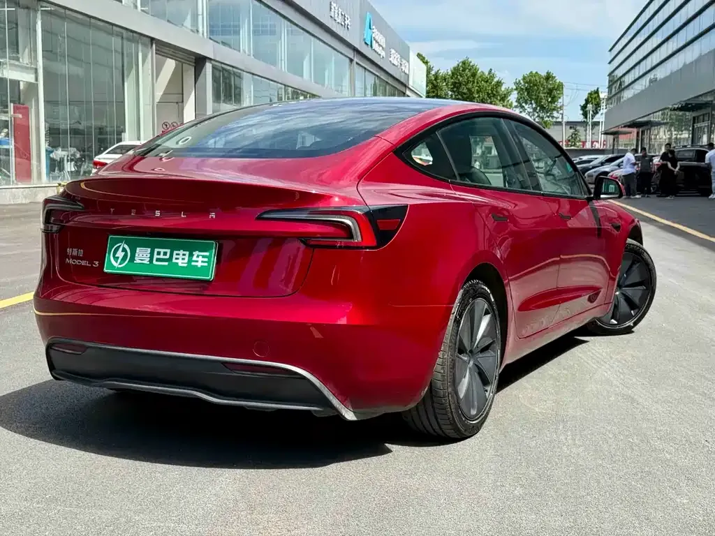 Tesla Model 3 — фото 4