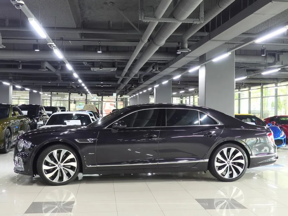 Bentley Flying Spur 2023 из KR, фото 10