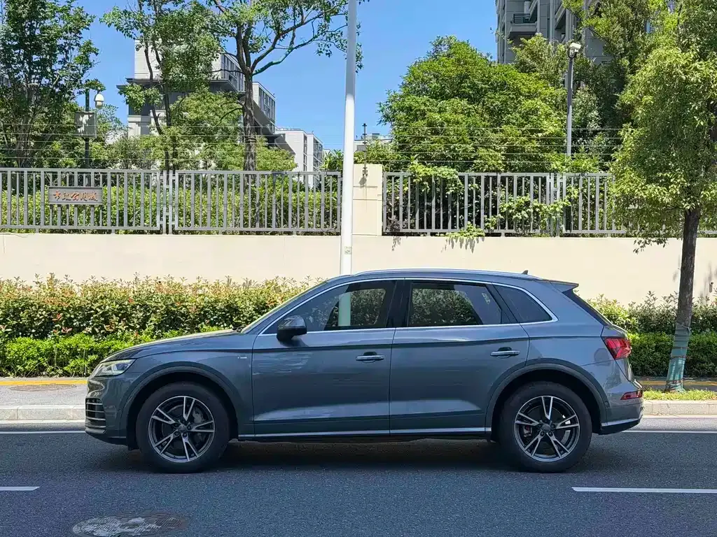 Audi Q5L — фото 6
