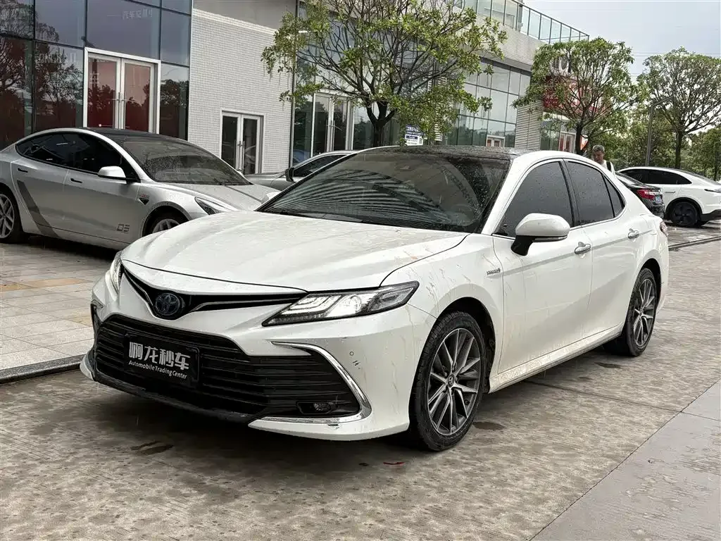 Toyota Camry — фото 1