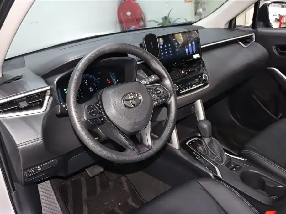 Toyota Corolla Cross — фото 10
