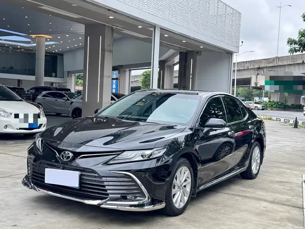 Toyota Camry — фото 1