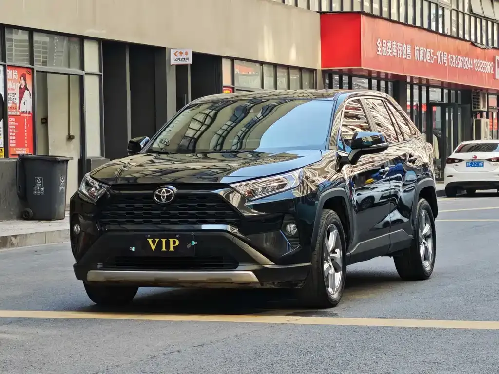 Toyota RAV4 — фото 1