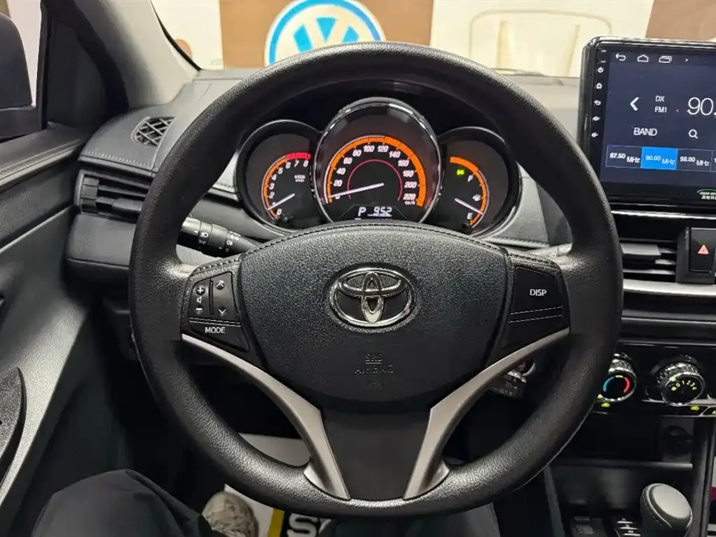 Toyota Yaris L — фото 7