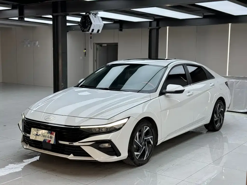 Hyundai Elantra — фото 1