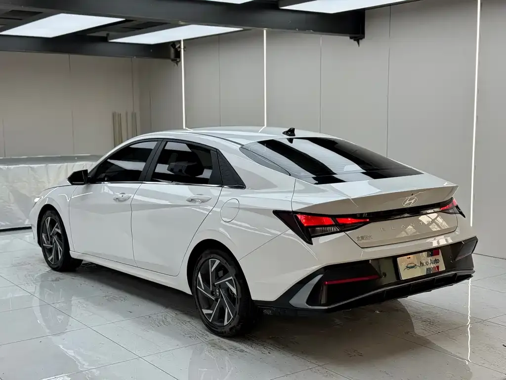Hyundai Elantra — фото 2