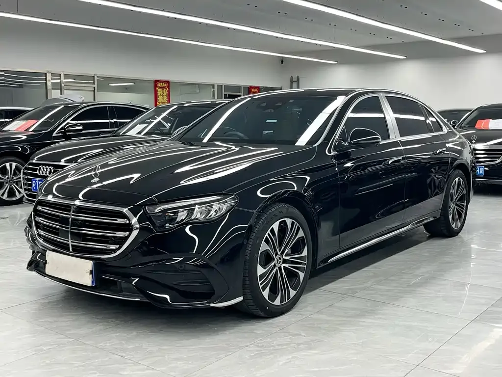 Mercedes-Benz E-Class — фото 1