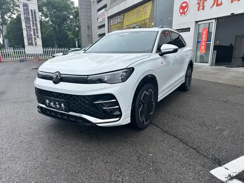 Volkswagen Tiguan L — фото 1