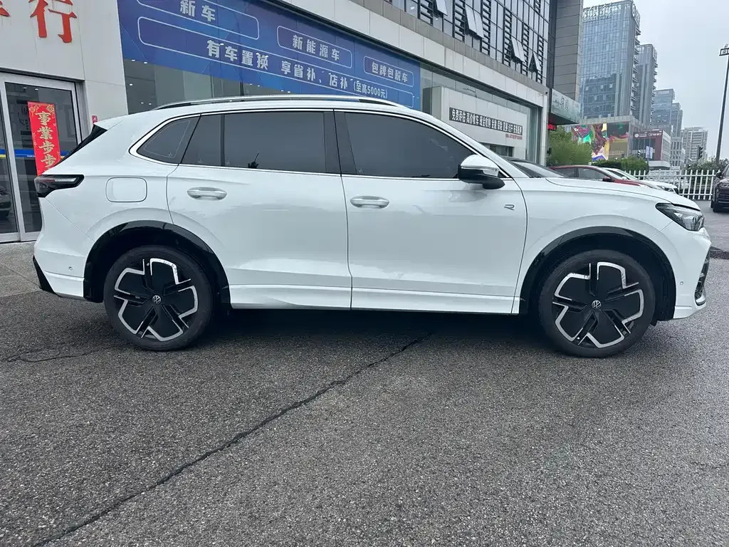 Volkswagen Tiguan L — фото 8