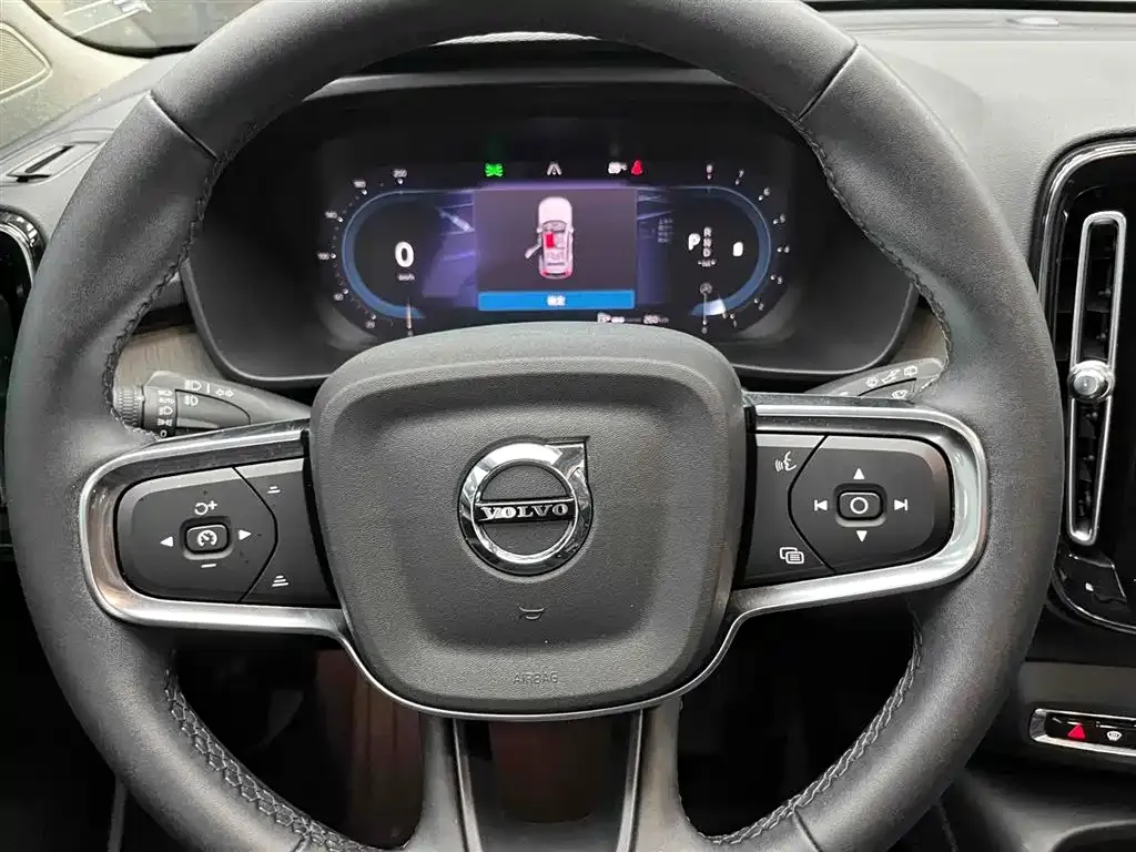 Volvo XC40 — фото 4