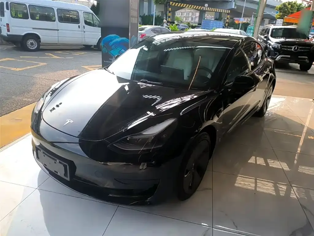 Tesla Model 3 — фото 1