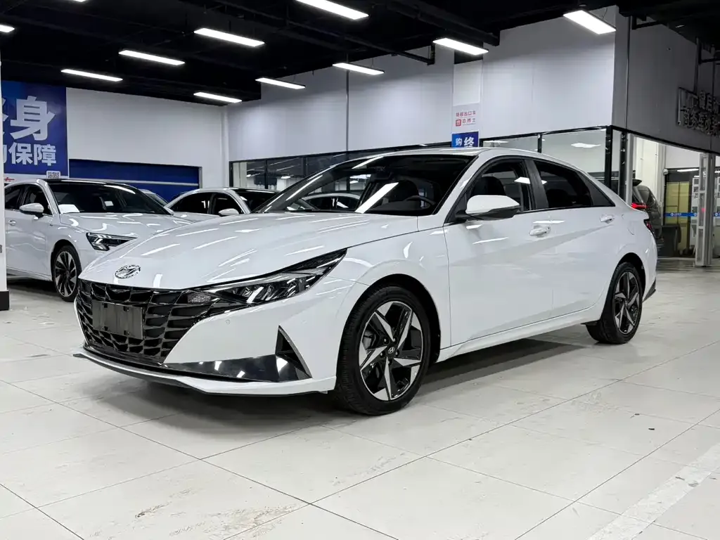 Hyundai Elantra — фото 1