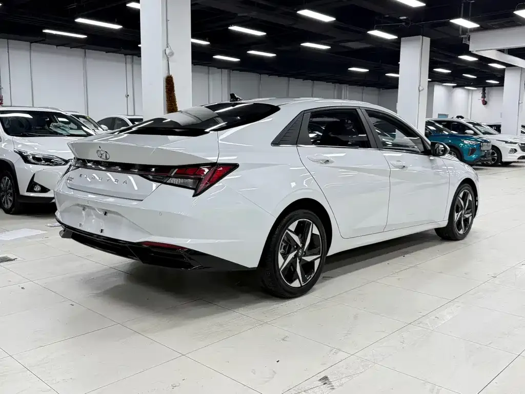 Hyundai Elantra — фото 4