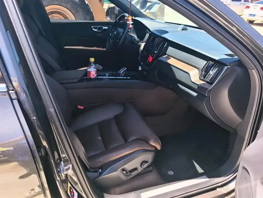 Volvo XC60 — фото 10