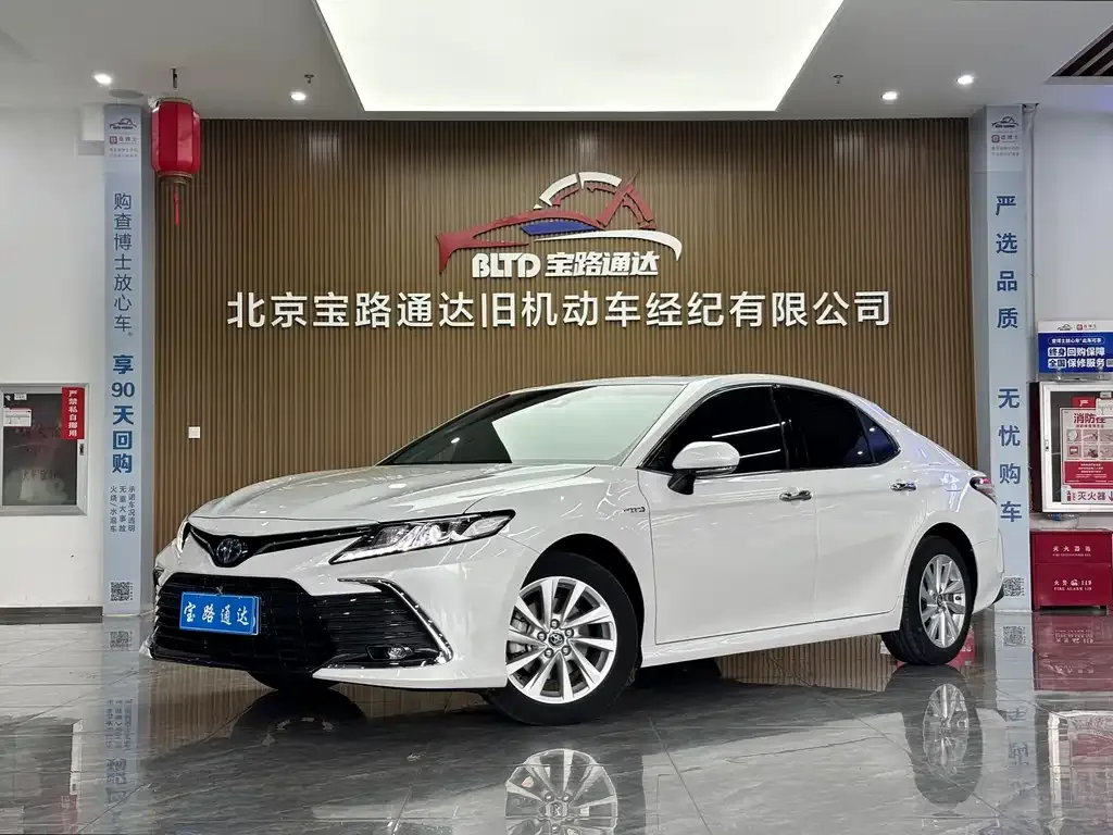 Toyota Camry — фото 1