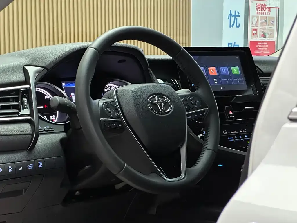 Toyota Camry — фото 10