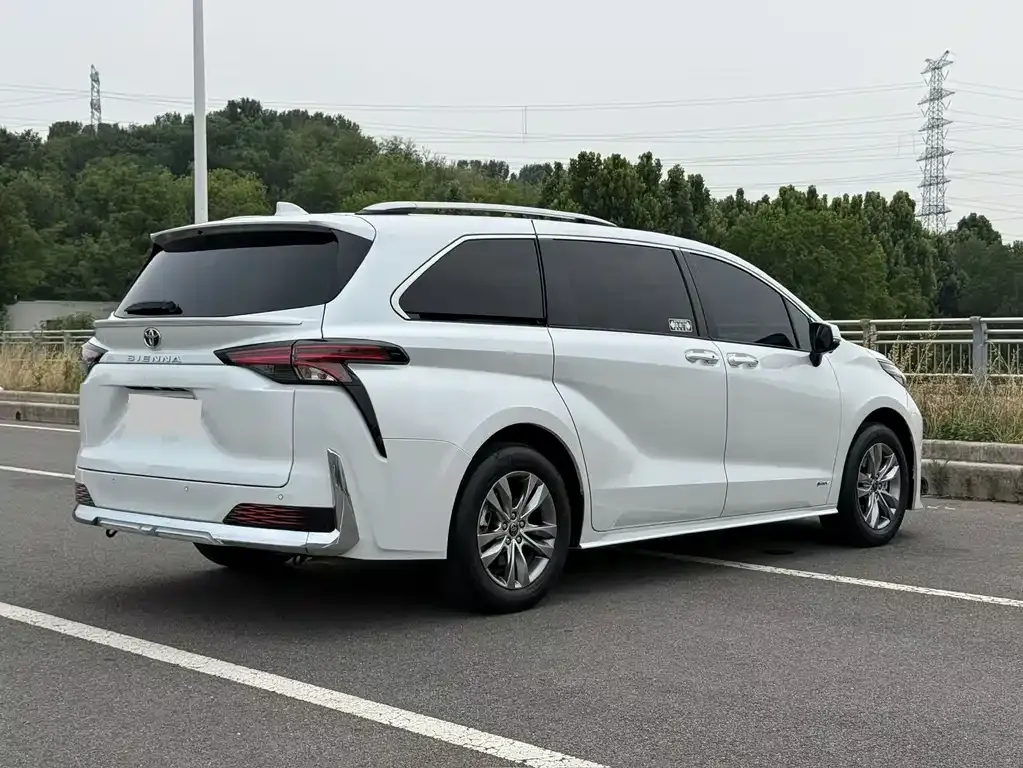 Toyota Sienna — фото 4
