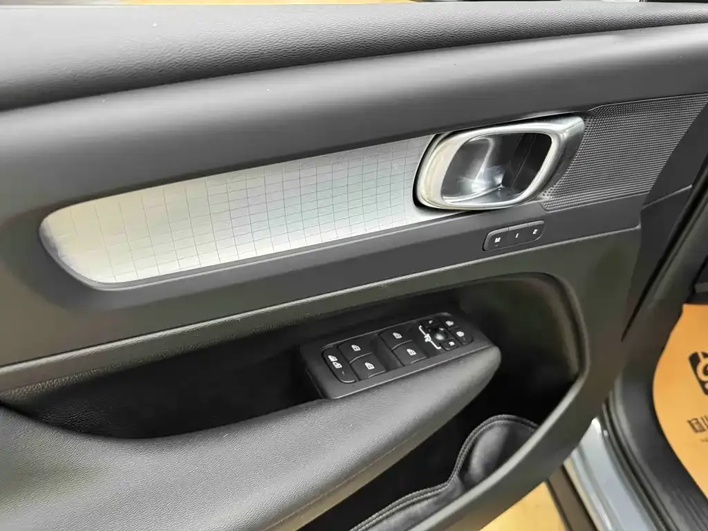 Volvo XC40 — фото 9