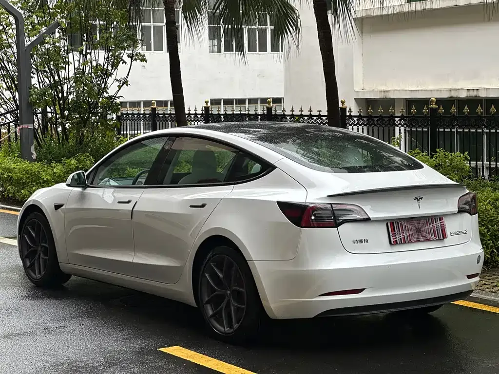 Tesla Model 3 — фото 8