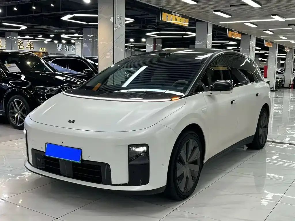 Li Auto i8 — фото 1