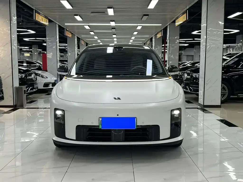 Li Auto i8 — фото 6