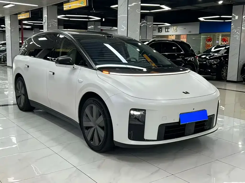 Li Auto i8 — фото 5