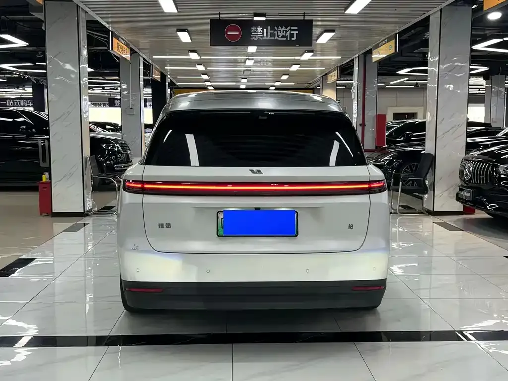 Li Auto i8 — фото 9