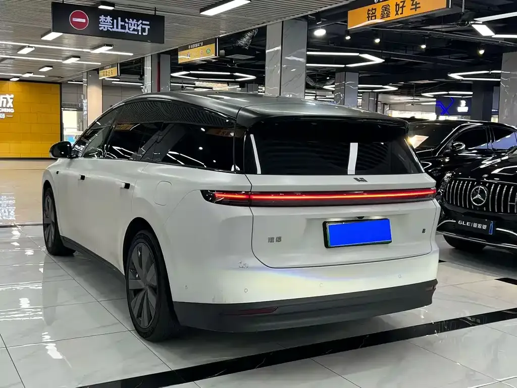 Li Auto i8 — фото 4