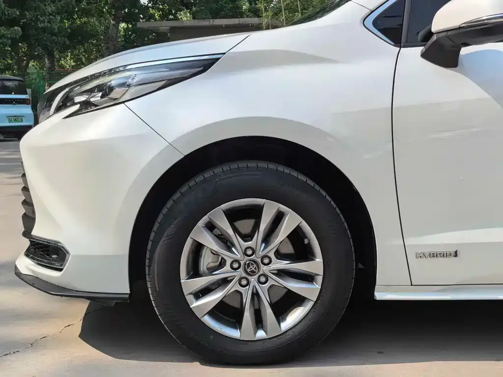 Toyota Sienna 2024 из CN, фото 2