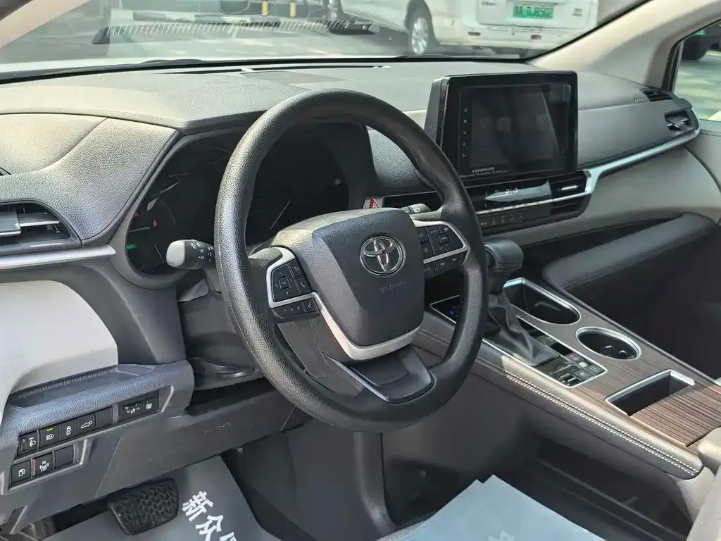 Toyota Sienna 2024 из CN, фото 3