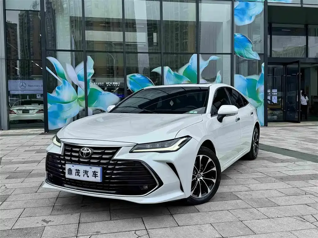 Toyota Avalon — фото 1