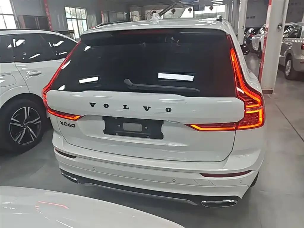 Volvo XC60 — фото 9