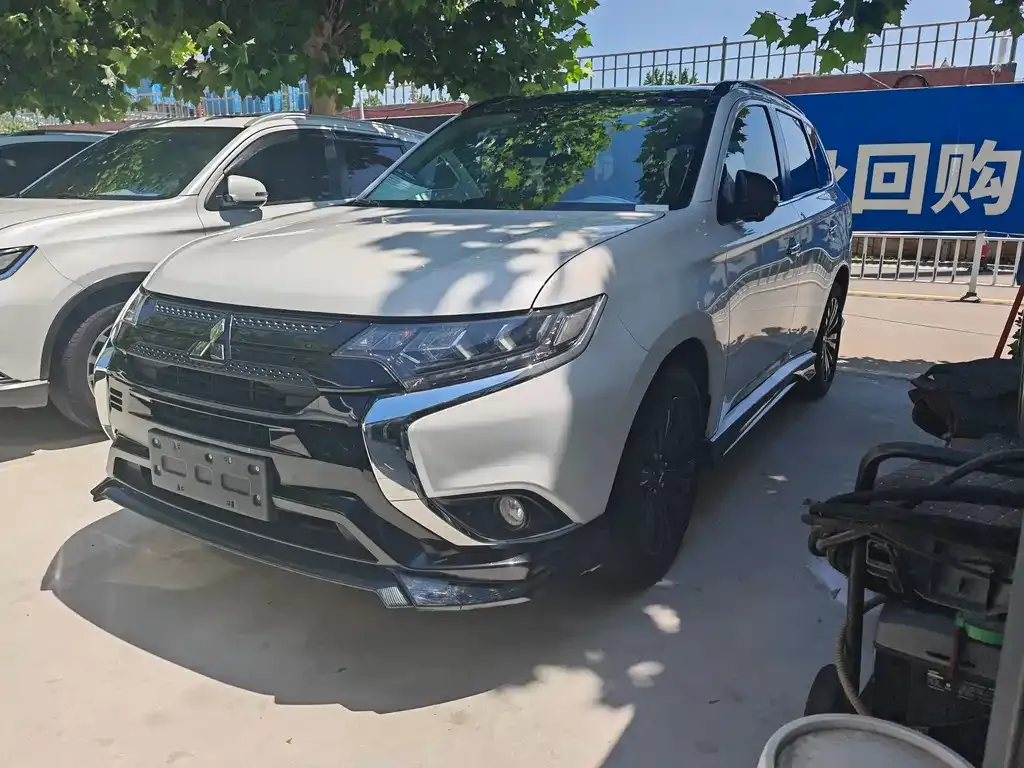 Mitsubishi Outlander — фото 1